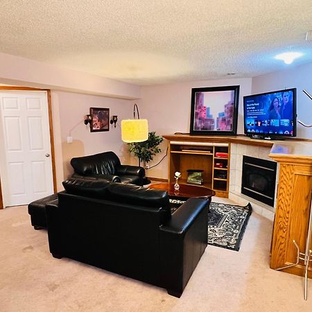A Classic Homely Basement Suite! Chestermere Buitenkant foto