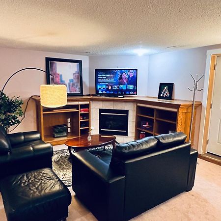 A Classic Homely Basement Suite! Chestermere Buitenkant foto