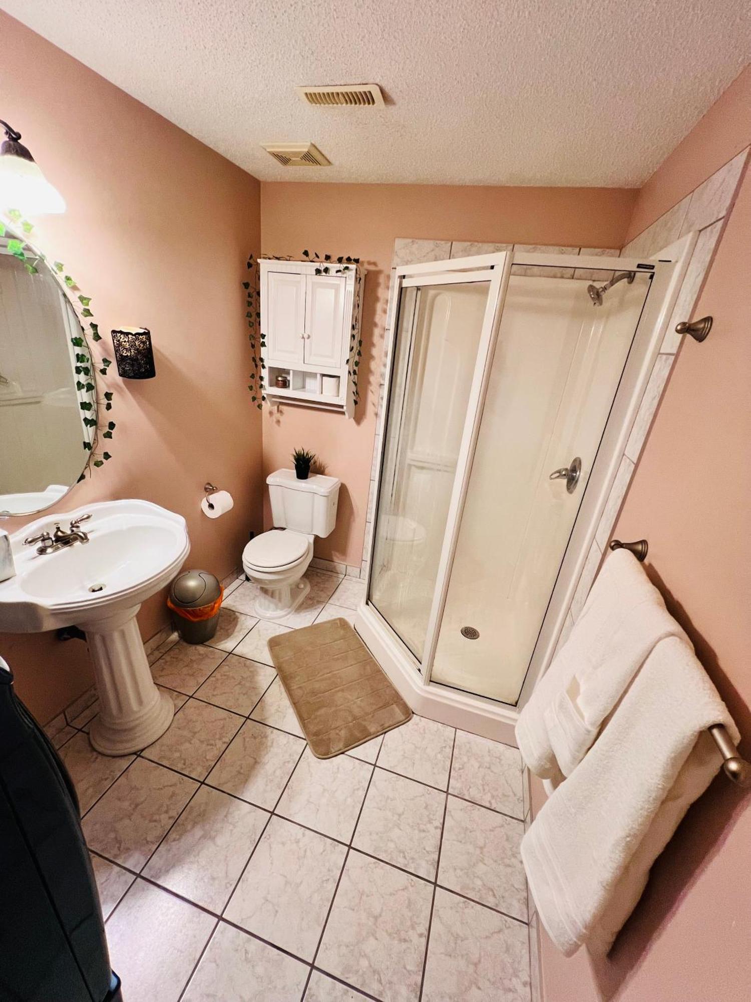 A Classic Homely Basement Suite! Chestermere Buitenkant foto