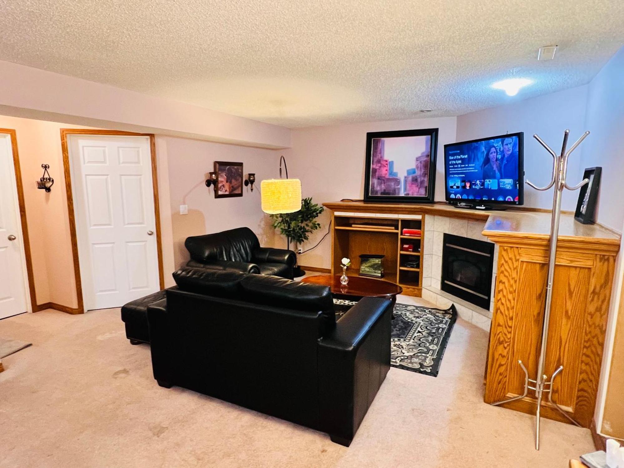 A Classic Homely Basement Suite! Chestermere Buitenkant foto