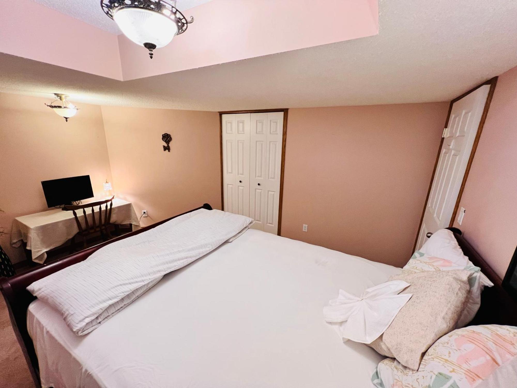 A Classic Homely Basement Suite! Chestermere Buitenkant foto