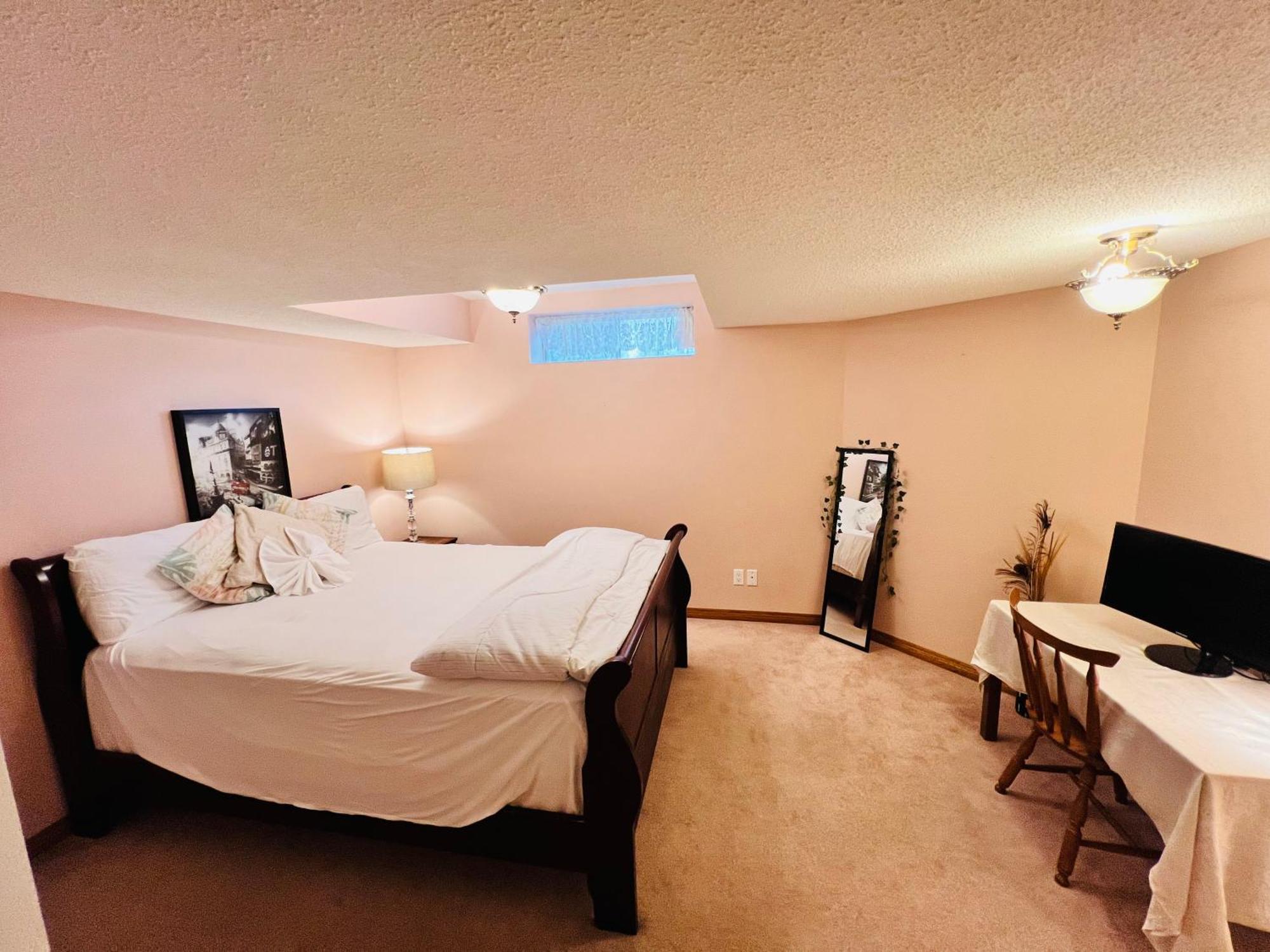 A Classic Homely Basement Suite! Chestermere Buitenkant foto