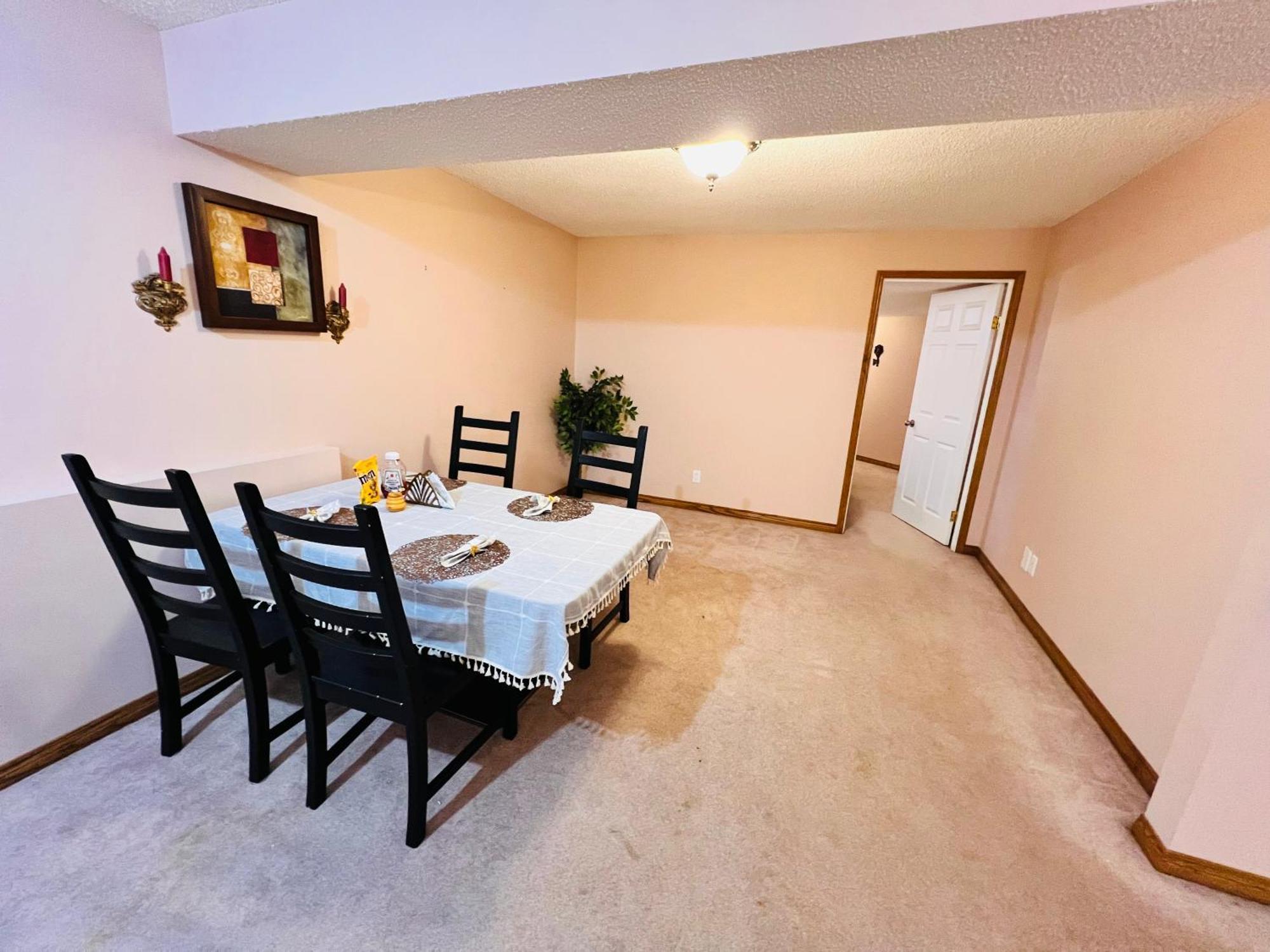 A Classic Homely Basement Suite! Chestermere Buitenkant foto