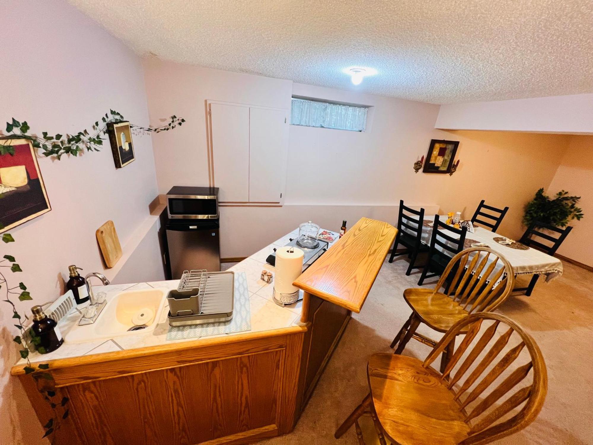 A Classic Homely Basement Suite! Chestermere Buitenkant foto