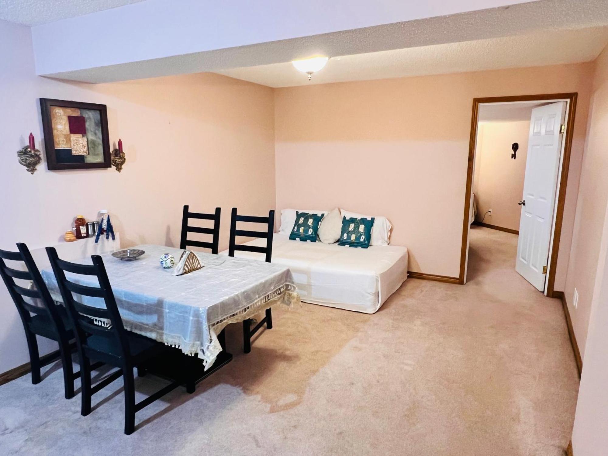 A Classic Homely Basement Suite! Chestermere Buitenkant foto