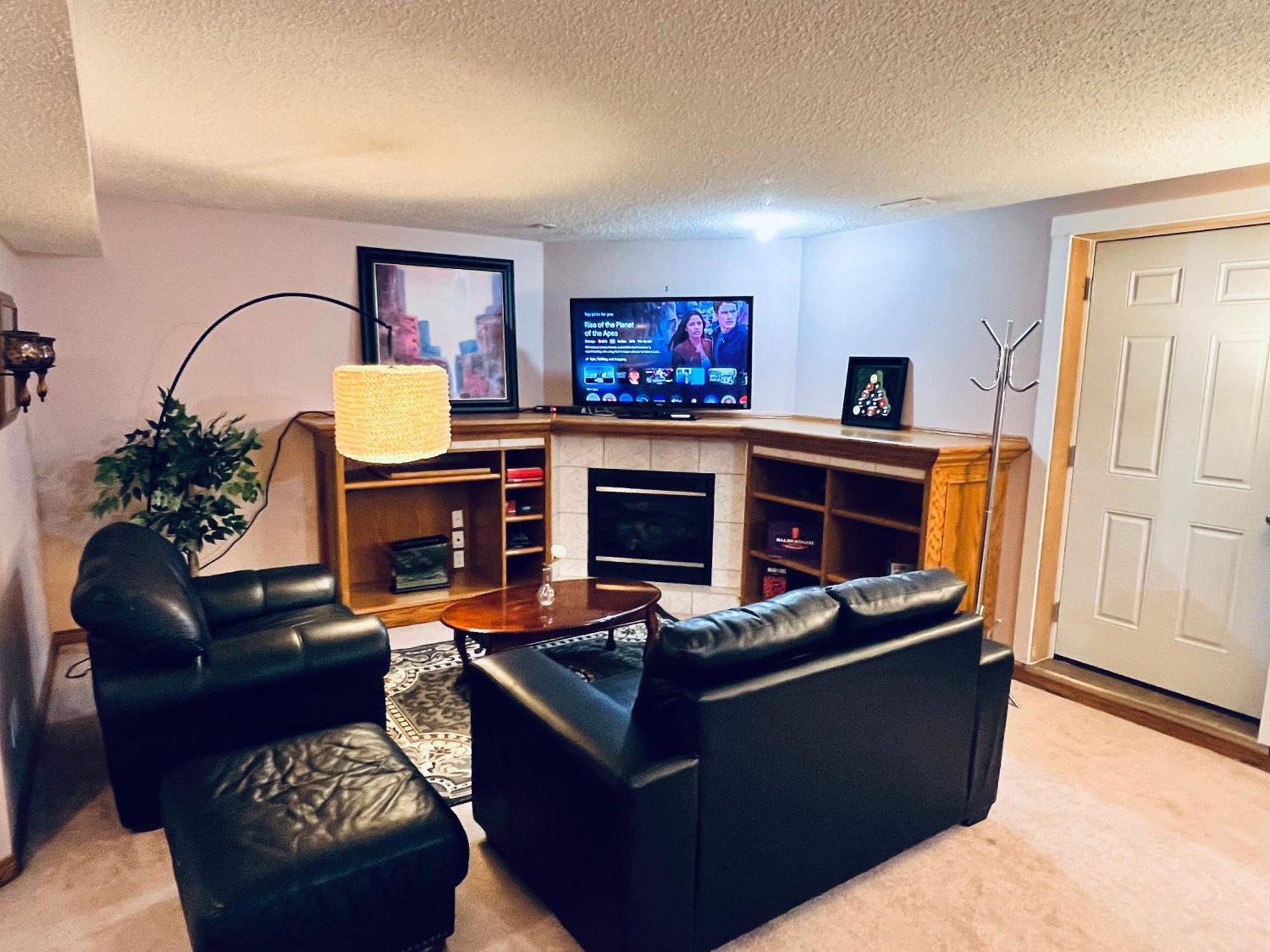 A Classic Homely Basement Suite! Chestermere Buitenkant foto