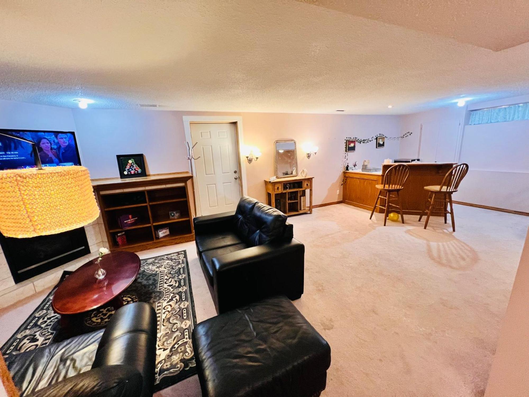 A Classic Homely Basement Suite! Chestermere Buitenkant foto
