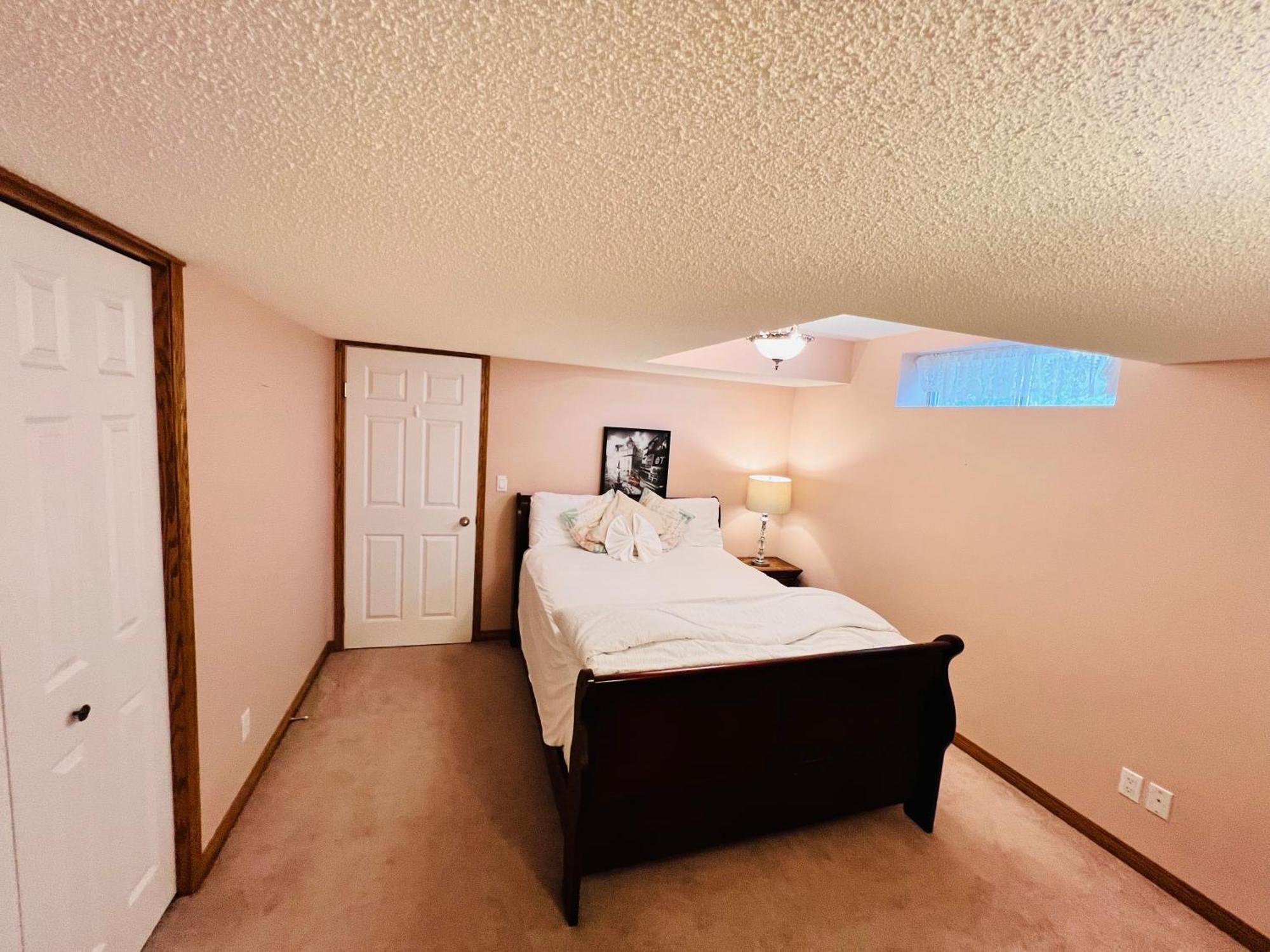 A Classic Homely Basement Suite! Chestermere Buitenkant foto
