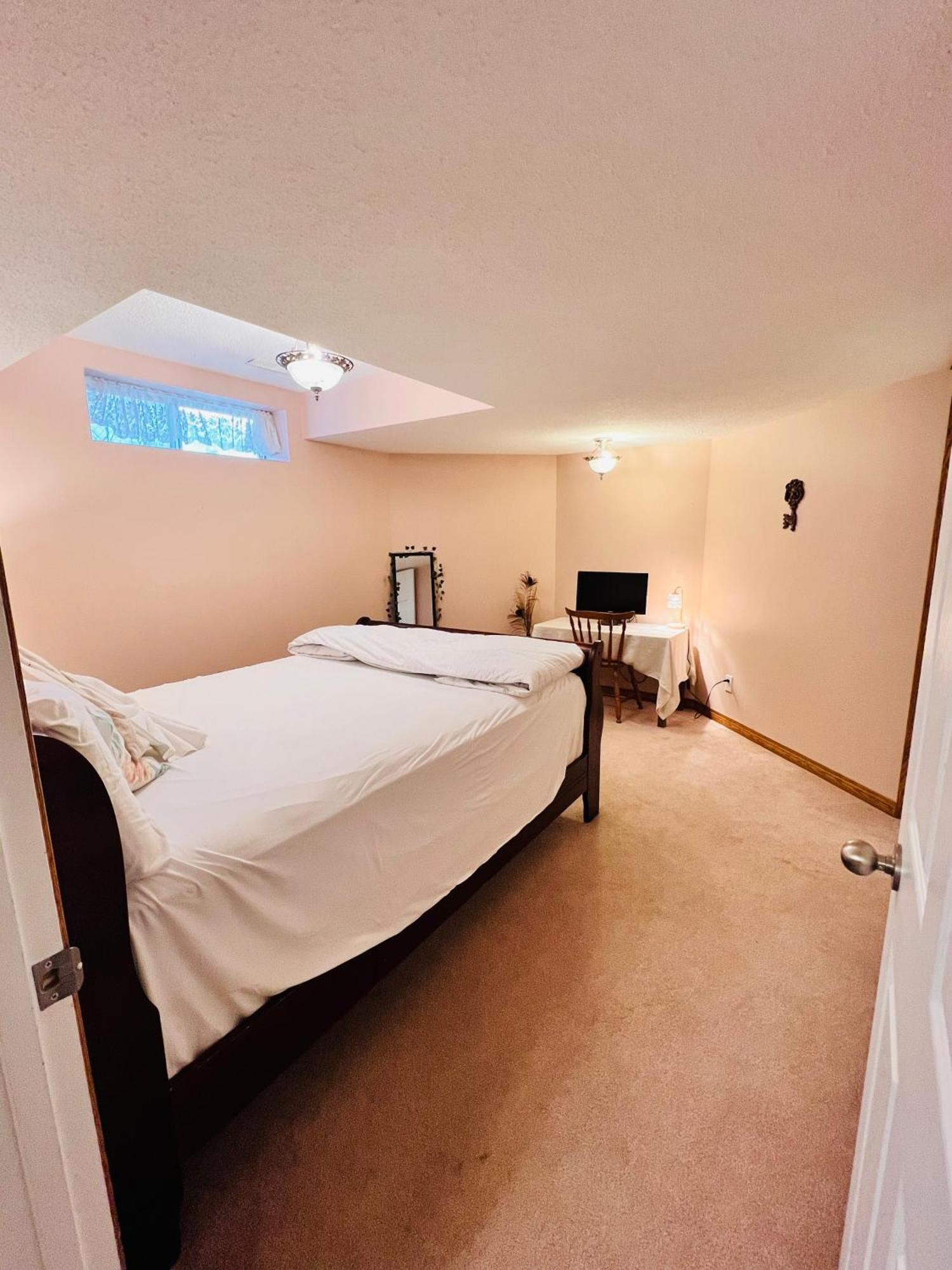 A Classic Homely Basement Suite! Chestermere Buitenkant foto