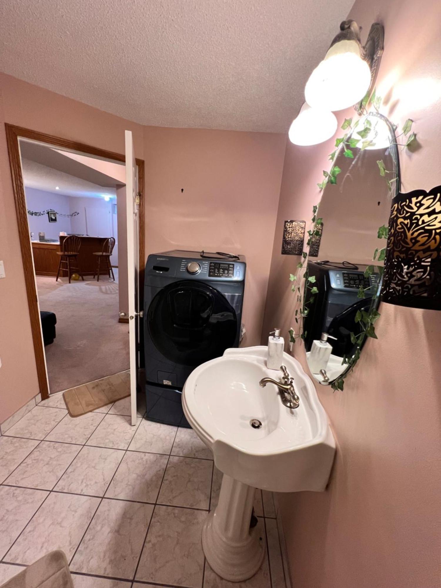 A Classic Homely Basement Suite! Chestermere Buitenkant foto